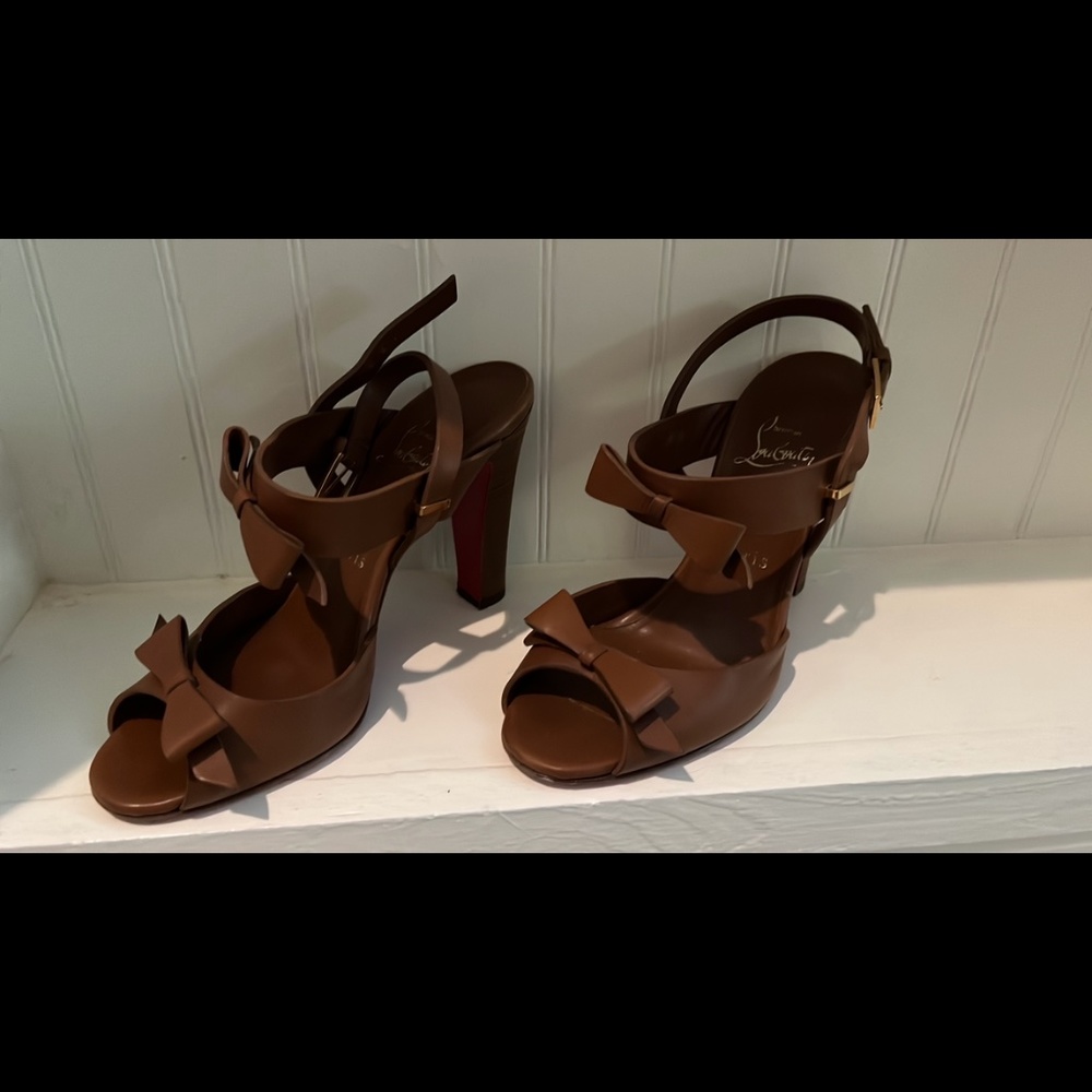 Size 38 Christian Louboutin bow heels